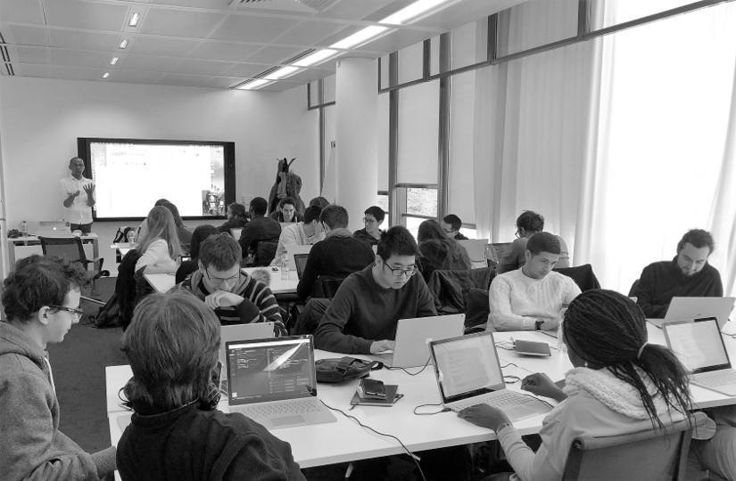 Atelier IA avec participants sur ordinateur
