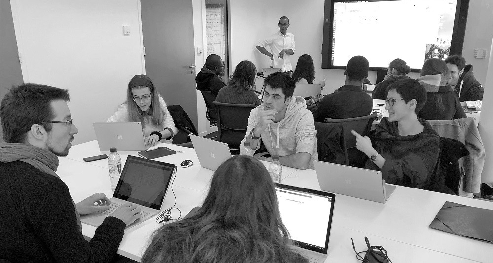 Franck Bardol en formation devant un groupe
