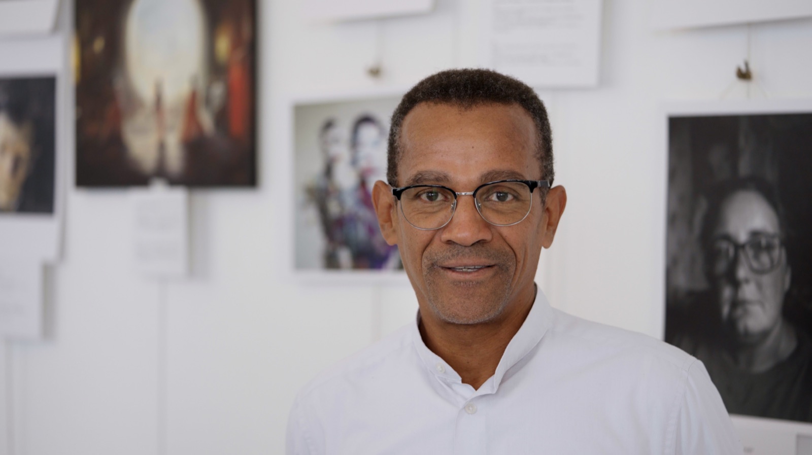Franck Bardol entouré de créations visuelles produites avec l’IA